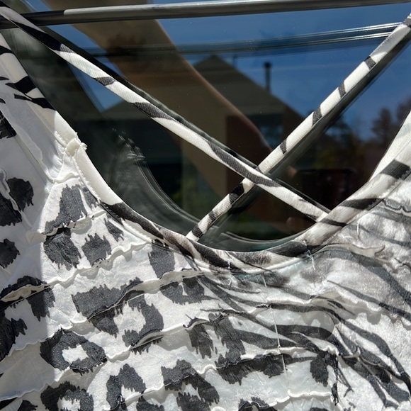 Woman’s asymmetrical on the bottom soft top - Picture 5 of 6